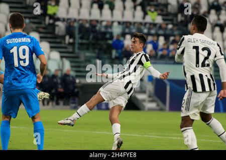 Turin, Italien. November 2021. Paulo Dybala (Juventus FC) erzielt das Tor beim Juventus FC vs. Zenit St. Petersburg, UEFA Champions League Fußballspiel in Turin, Italien, November 02 2021 Quelle: Independent Photo Agency/Alamy Live News Stockfoto