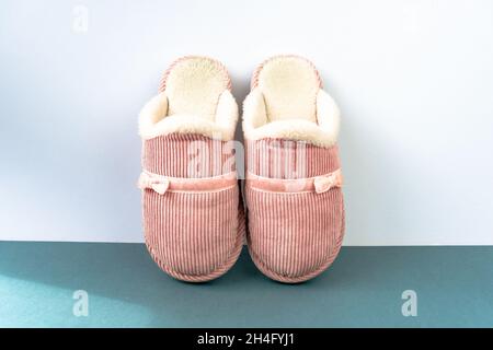 Warme und komfortable Hausschuhe. Rosa Farbe. Stockfoto