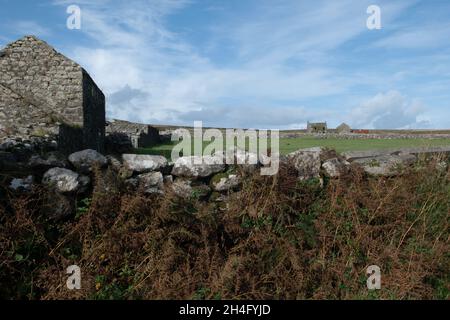 Coronation House und etwas höher Bosullow in der Nähe von Madron, Cornwall, England. Stockfoto