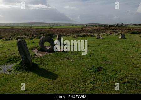 Das bronzezeitliche Denkmal, Men an Tol in der Nähe von Madron, Cornwall, England. Stockfoto