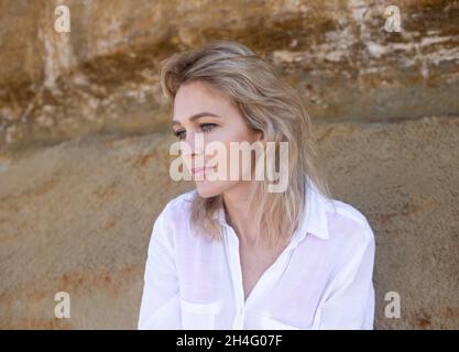 Schöne junge blondie Frau Porträt in weißer Bluse Stockfoto