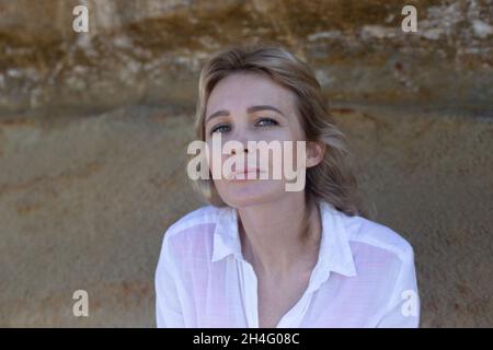 Schöne junge blondie Frau Porträt in weißer Bluse Stockfoto