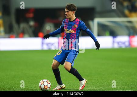 Kiew, Ukraine. November 2021. KIEW, UKRAINE - 3. NOVEMBER: Gavi des FC Barcelona dribbelt mit dem Ball während des Spiels der Gruppe E - UEFA Champions League zwischen Dinamo Kiew und dem FC Barcelona beim NSC Olimpiyskiy am 3. November 2021 in Kiew, Ukraine (Foto von Andrey Lukatsky/Orange Picics) Credit: Orange Pics BV/Alamy Live News Stockfoto