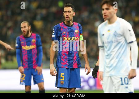 Kiew, Ukraine. November 2021. KIEW, UKRAINE - 3. NOVEMBER: Sergio Busquets vom FC Barcelona während des Spiels der Gruppe E - UEFA Champions League zwischen Dinamo Kiev und dem FC Barcelona beim NSC Olimpiyskiy am 3. November 2021 in Kiew, Ukraine (Foto von Andrey Lukatsky/Orange Picics) Credit: Orange Pics BV/Alamy Live News Stockfoto