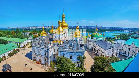Top-Panorama des Kiewer Höhlenklosters Pechersk Lavra vom Großen Glockenturm mit Blick auf die Kathedrale von Dormition, das Refektorium, den Fluss Dnjepr, die Landschaft o Stockfoto
