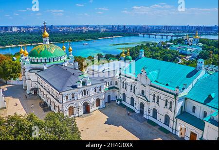 Die atemberaubende grüne Kuppel der Refektoriumkirche des Kiewer Pechersk-Lavra-Höhlenklosters befindet sich vor dem Fluss Dnjepr, der Patonbrücke über den Fluss Stockfoto