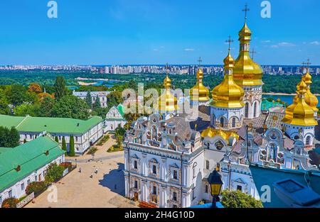 Genießen Sie die Landschaft von Kiew, üppiges Grün, den Fluss Dnjepr und die herrliche Dormition-Kathedrale von Kiew, das Kloster Pechersk Lavra im Vordergrund, Ukr Stockfoto