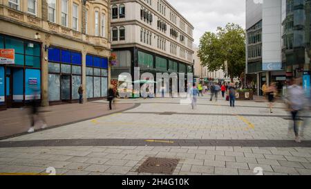 CARDIFF, WALES - SEPTEMBER 16 2021: Langzeitbelichtung von Käufern in der Hauptstraße von Cardiff, der Hauptstadt von Wales Stockfoto