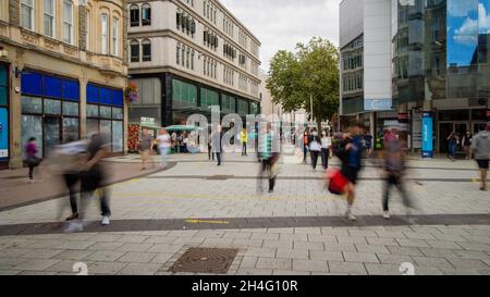 CARDIFF, WALES - SEPTEMBER 16 2021: Langzeitbelichtung von Käufern in der Hauptstraße von Cardiff, der Hauptstadt von Wales Stockfoto