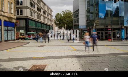 CARDIFF, WALES - SEPTEMBER 16 2021: Langzeitbelichtung von Käufern in der Hauptstraße von Cardiff, der Hauptstadt von Wales Stockfoto