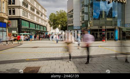 CARDIFF, WALES - SEPTEMBER 16 2021: Langzeitbelichtung von Käufern in der Hauptstraße von Cardiff, der Hauptstadt von Wales Stockfoto