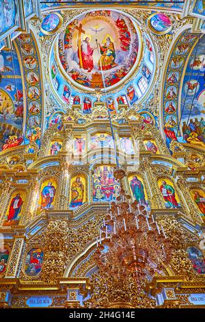 KIEW, UKRAINE - 14. AUGUST 2021: Panorama der Dormition-Kathedrale von Kiew Pechersk Lavra, der Gebetsraum ist mit bunten Fresken und Splen geschmückt Stockfoto