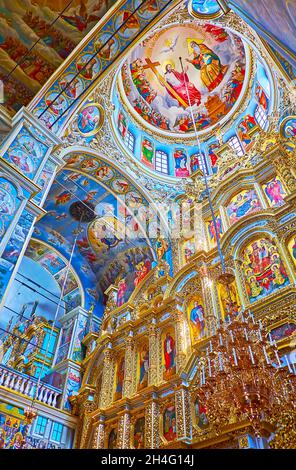 KIEW, UKRAINE - 14. AUGUST 2021: Die bunten Mauern und die Kuppel und die geschnitzte goldene Ikonostase der Dormition-Kathedrale des Kiewer Pechersk-Lavra-Klosters Stockfoto