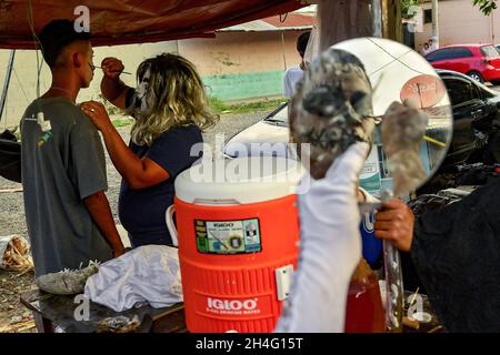 Tonacatepeque, El Salvador. November 2021. Nachtschwärmer schminten sich vor der Parade. Die Salvadorianer feierten das traditionelle „La Calabiuza“, wo sich Nachtschwärmer als Figuren aus der lokalen Folklore am Vorabend des „Dìa de los Muertos“ verkleiden. (Foto von Camilo Freedman/SOPA Images/Sipa USA) Quelle: SIPA USA/Alamy Live News Stockfoto