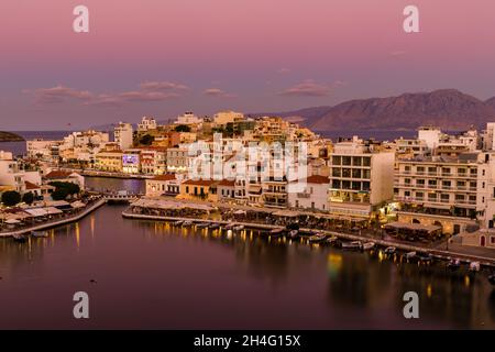 AGIOS NIKOLAOS, GRIECHENLAND - 24 2021. SEPTEMBER: Panoramablick auf den Sonnenuntergang über dem See in der Stadt Agios Nikolaos in der Lasithi-Region des Griechen i. Stockfoto