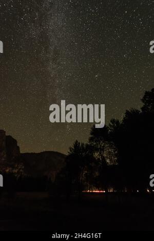 Tolle Sternennacht mit Blick auf die Milchstraße im Yosemite Valley, USA Stockfoto