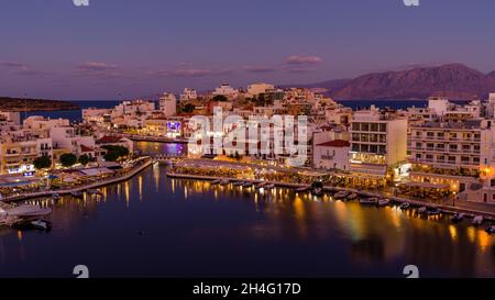 Dämmerung über der Stadt Agios Nikolaos auf der griechischen Insel Kreta Stockfoto