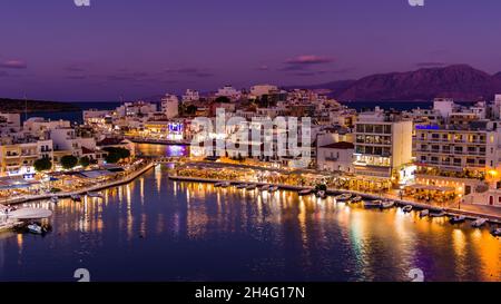 Dämmerung über der Stadt Agios Nikolaos auf der griechischen Insel Kreta Stockfoto