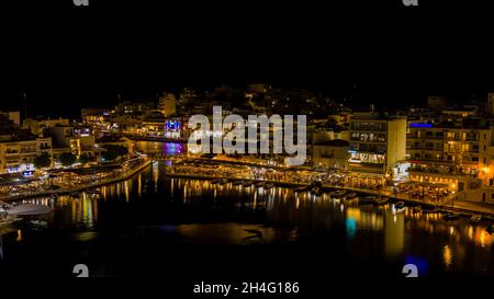 AGIOS NIKOLAOS, GRIECHENLAND - 24 2021. SEPTEMBER: Panoramablick auf den Sonnenuntergang über dem See in der Stadt Agios Nikolaos in der Lasithi-Region des Griechen i. Stockfoto