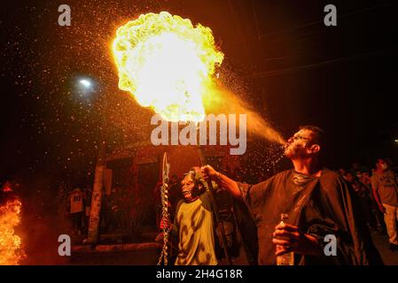 Tonacatepeque, El Salvador. November 2021. Ein Nachtschwärmer tritt während der Parade mit Feuer auf. Die Salvadorianer feierten das traditionelle „La Calabiuza“, wo sich Nachtschwärmer als Figuren aus der lokalen Folklore am Vorabend des „Dìa de los Muertos“ verkleiden. (Foto von Camilo Freedman/SOPA Images/Sipa USA) Quelle: SIPA USA/Alamy Live News Stockfoto