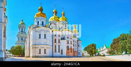 Panorama des Kiewer Klosters Pechersk Lavra mit großem Glockenturm und Apsis der Kathedrale Dormition, dekoriert mit Gemälden mit den Heiligen, Kiew, Ukrai Stockfoto