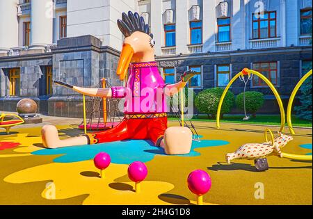 KIEW, UKRAINE - 14. AUGUST 2021: Der inklusiv-Kunstspielplatz vor dem Präsidiums-Büro ist mit bunten Skulpturen geschmückt und dient als Th Stockfoto