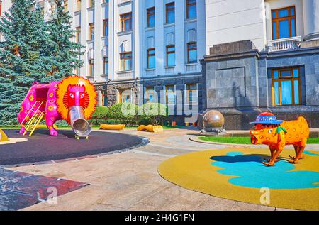 KIEW, UKRAINE - 14. AUGUST 2021: Die Skulpturen der bunten Kreaturen auf dem inklusiven Kunstspielplatz, dekoriert mit den Figuren von Gemälden von M Stockfoto