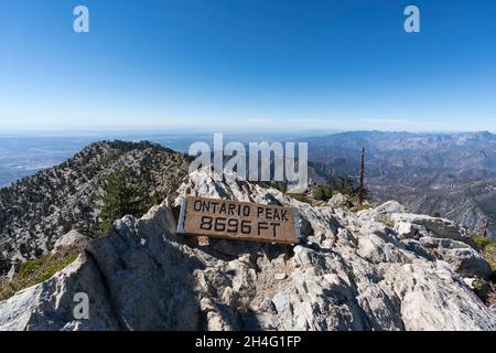 Ontario Peak und die San Gabriel Mountains im Angeles National Forest in der Nähe von Los Angeles, Kalifornien. Stockfoto