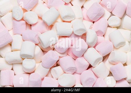 Süßes, luftiges, zartes Rosa- und weißes Sumpfgebiet. Hintergrund der Speisen Stockfoto