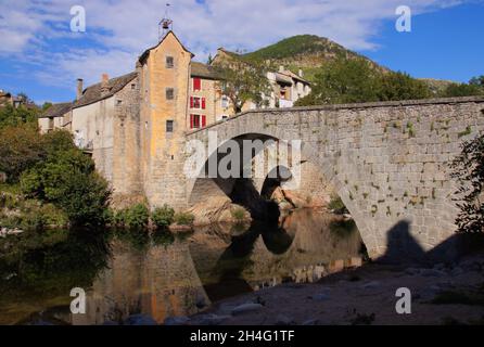 Alte Brücke mit Spiegelungen im Fluss Tarn bei Le Pont de Montvert im Nationalpark Cevennes, Lozere, Oczitanien, Frankreich Stockfoto