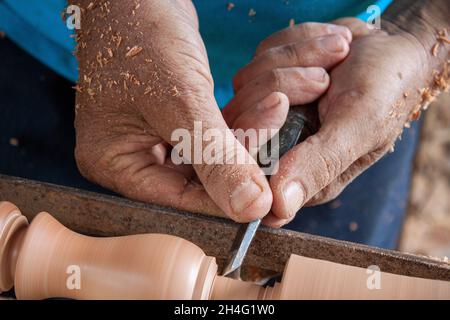 Ältere Hände drehen Holz Stockfoto