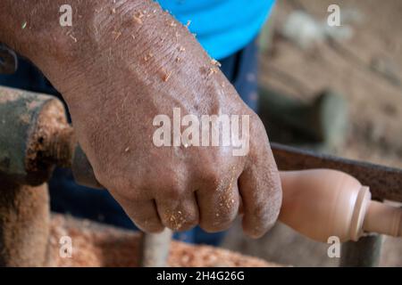 Ältere Hände drehen Holz Stockfoto