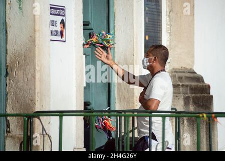 Salvador, Bahia, Brasilien - 01. Januar 2021: Menschen mit Gesichtsmaske und beten in der Senhor do Bonfim Kirche in Salvador, Bahia, Brasilien. Stockfoto