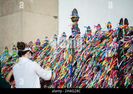 Salvador, Bahia, Brasilien - 01. Januar 2021: Menschen mit Gesichtsmaske und beten in der Senhor do Bonfim Kirche in Salvador, Bahia, Brasilien. Stockfoto