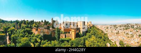 Granada Stadt. Luftpanorama des Palastes Alhambra in Granada, Spanien. 05.05.2021 Stockfoto