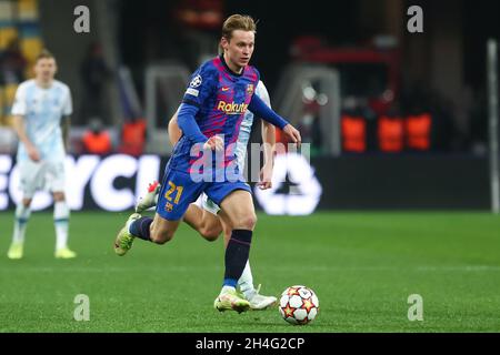 Kiew, Ukraine. November 2021. KIEW, UKRAINE - 3. NOVEMBER: Frenkie de Jong vom FC Barcelona dribbelt mit dem Ball während des Spiels der Gruppe E - UEFA Champions League zwischen Dinamo Kiev und dem FC Barcelona beim NSC Olimpiyskiy am 3. November 2021 in Kiew, Ukraine (Foto von Andrey Lukatsky/Orange Picches) Kredit: Orange Pics BV/Alamy Live News Stockfoto