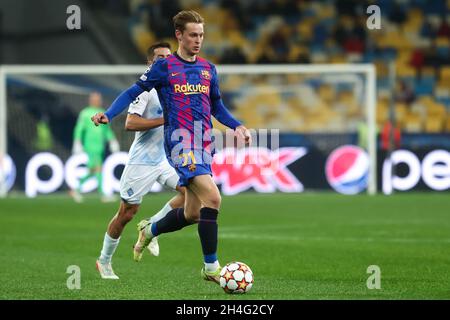 Kiew, Ukraine. November 2021. KIEW, UKRAINE - 3. NOVEMBER: Frenkie de Jong vom FC Barcelona dribbelt mit dem Ball während des Spiels der Gruppe E - UEFA Champions League zwischen Dinamo Kiev und dem FC Barcelona beim NSC Olimpiyskiy am 3. November 2021 in Kiew, Ukraine (Foto von Andrey Lukatsky/Orange Picches) Kredit: Orange Pics BV/Alamy Live News Stockfoto