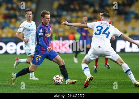 Kiew, Ukraine. November 2021. KIEW, UKRAINE - 3. NOVEMBER: Frenkie de Jong vom FC Barcelona dribbelt mit dem Ball während des Spiels der Gruppe E - UEFA Champions League zwischen Dinamo Kiev und dem FC Barcelona beim NSC Olimpiyskiy am 3. November 2021 in Kiew, Ukraine (Foto von Andrey Lukatsky/Orange Picches) Kredit: Orange Pics BV/Alamy Live News Stockfoto