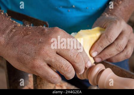 Ältere Hände drehen Holz Stockfoto