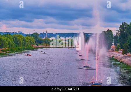 Die Abendvorstellung der musikalischen Rusanivsky-Brunnen, dekoriert mit hellen bunten Lichtern, Kiew, Ukraine Stockfoto