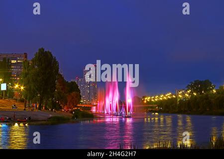 Rusanivsky Fountains Abendvorstellung mit heller Beleuchtung auf dem Kanal, Kiew, Ukraine Stockfoto