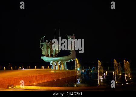 Die Abendansicht des Denkmals für Stadtgründer, das sich am Ufer des Dnepr-Flusses, Kiew, Ukraine, befindet Stockfoto