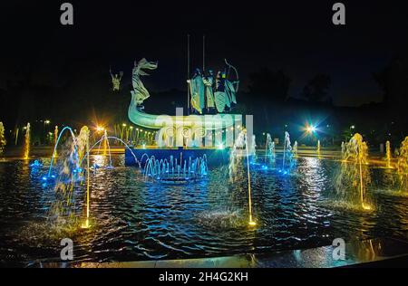 Das Stadtgründerdenkmal und das Mutterland-Denkmal in heller Abendbeleuchtung, Blick vom Navodnitsky Park auf dem Dnjepr-Flussufer, Kyi Stockfoto