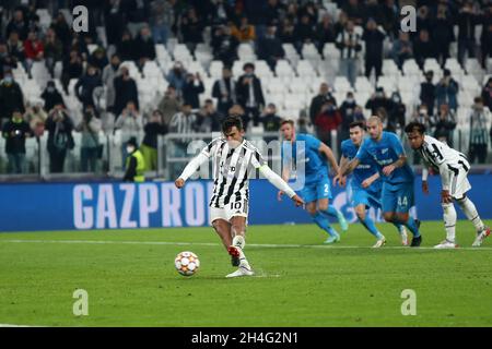 Turin, Italien. November 2021. Paulo Dybala von Juventus FC erzielt beim UEFA Champions League Group H-Spiel zwischen Juventus FC und FC Zenit am 02. November 2021 in Turin, Italien, das zweite Tor seines Teams. Quelle: Marco Canoniero/Alamy Live News Stockfoto