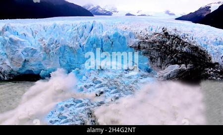 Vorderansicht eines riesigen Eises vom Gletscher, der durch das Schmelzen des Eises aufgrund des Klimawandels abbricht und in das Meerwasser fällt. Und in Th Stockfoto