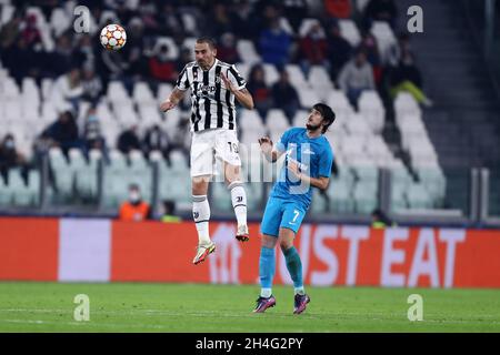 Turin, Italien. November 2021. Leonardo Bonucci vom FC Juventus kontrolliert den Ball während des UEFA Champions League-Spiels der Gruppe H zwischen dem FC Juventus und dem FC Zenit im Allianz Stadium am 02. November 2021 in Turin, Italien. Quelle: Marco Canoniero/Alamy Live News Stockfoto