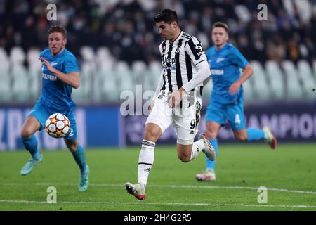 Turin, Italien. November 2021. Alvaro Morata vom FC Juventus erzielt das vierte Tor seines Teams beim UEFA Champions League-Spiel der Gruppe H zwischen dem FC Juventus und dem FC Zenit am 02. November 2021 in Turin, Italien. Quelle: Marco Canoniero/Alamy Live News Stockfoto