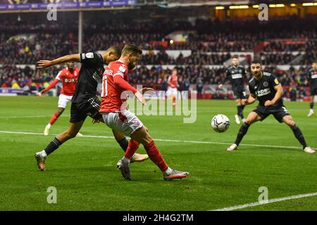 NOTTINGHAM, GROSSBRITANNIEN. 2. NOVEMBER Philip Zinkernagel von Nottingham Forest kämpft während des Sky Bet Championship-Spiels zwischen Nottingham Forest und Sheffield United am 2. November 2021 auf dem City Ground in Nottingham um den Ball. (Kredit: Jon Hobley | MI News) Kredit: MI Nachrichten & Sport /Alamy Live News Stockfoto