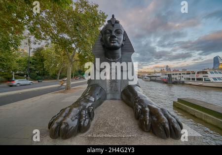Statue der Sphinx cleopatra;s Nadel london Stockfoto