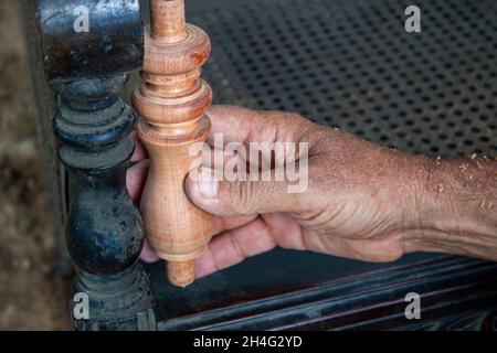 Ältere Hände drehen Holz Stockfoto